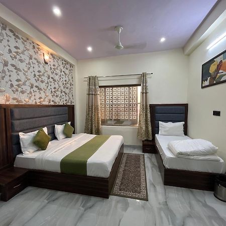 Hotel Snow White Budget Family Rooms - In House Parking - 5G Wifi- Gyser Facility Tajganj Экстерьер фото