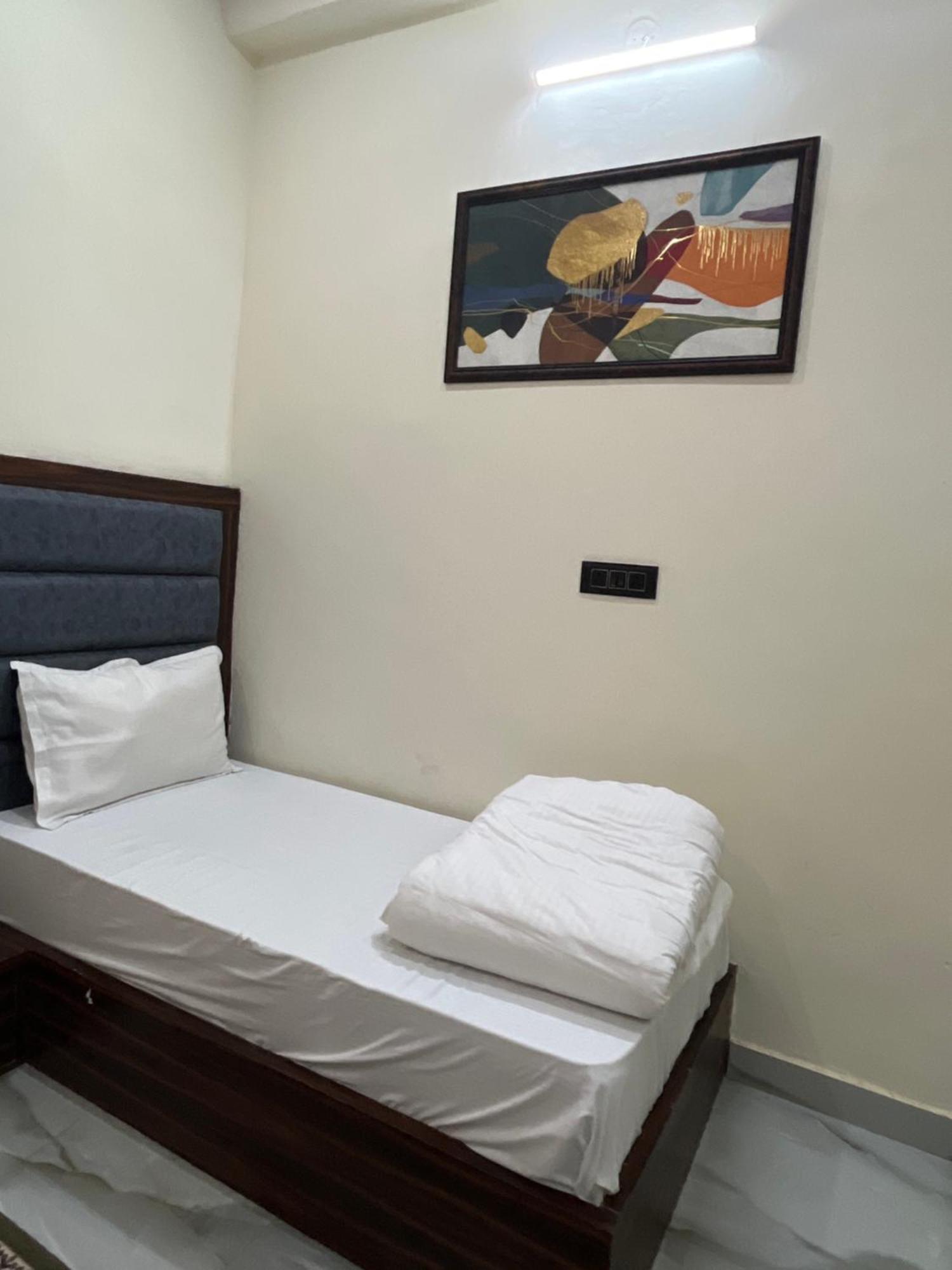Hotel Snow White Budget Family Rooms - In House Parking - 5G Wifi- Gyser Facility Tajganj Экстерьер фото